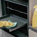 Comment nettoyer un four très sale sans se fatiguer