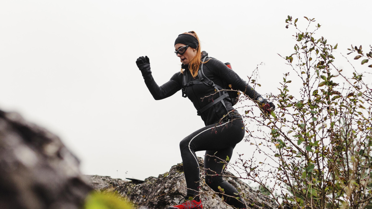 femme qui court dans la nature 